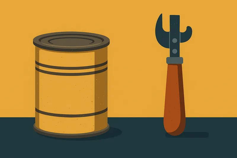 古い金属缶と、後から発明された缶切りを対比して配置。密閉性は高いが開けられない時代を示す構図。