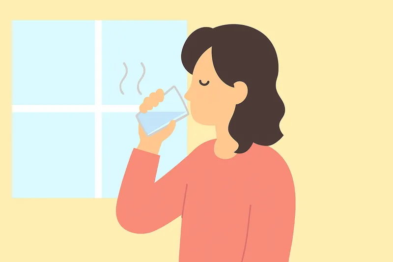 朝に白湯をゆっくり飲む人物。