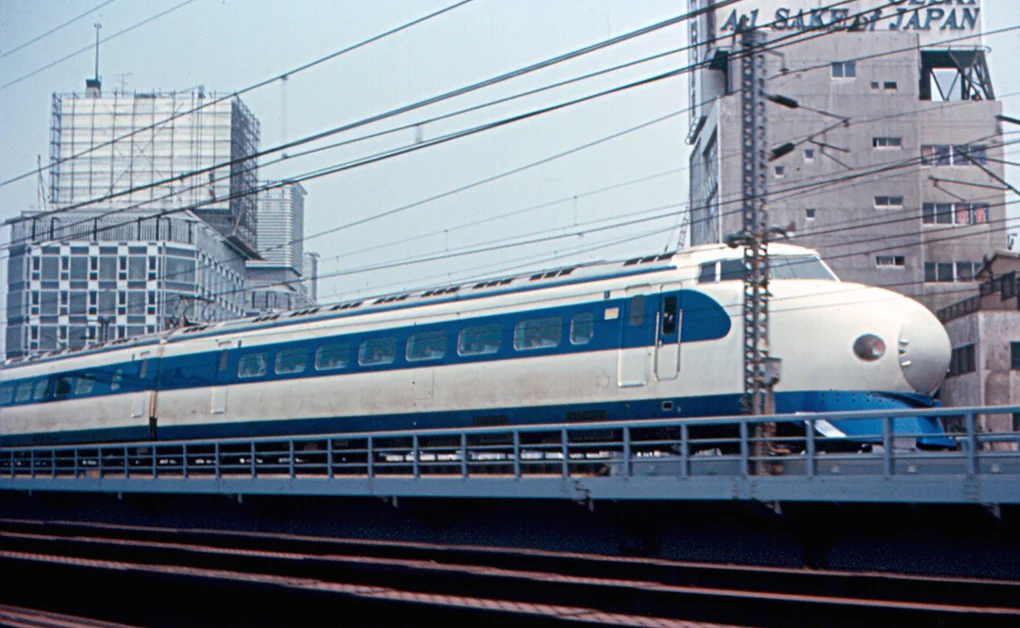 有楽町駅付近を走る東海道新幹線0系の写真