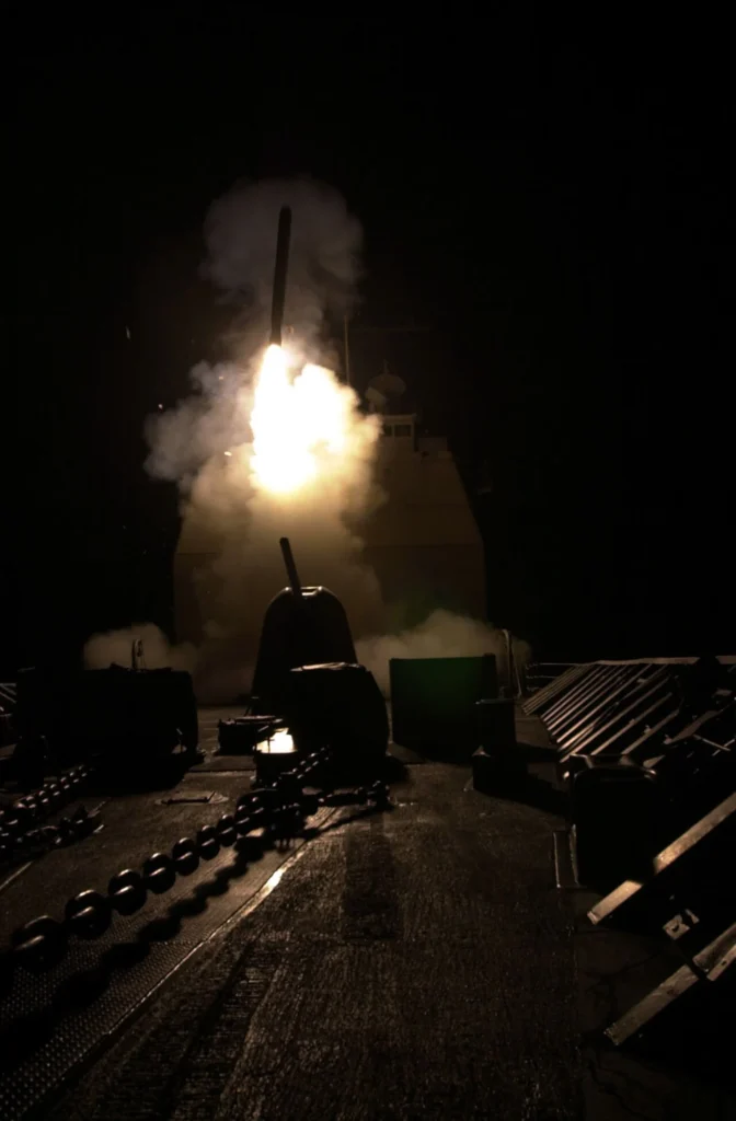 アフガニスタンへの初回攻撃で米艦から発射される巡航ミサイル