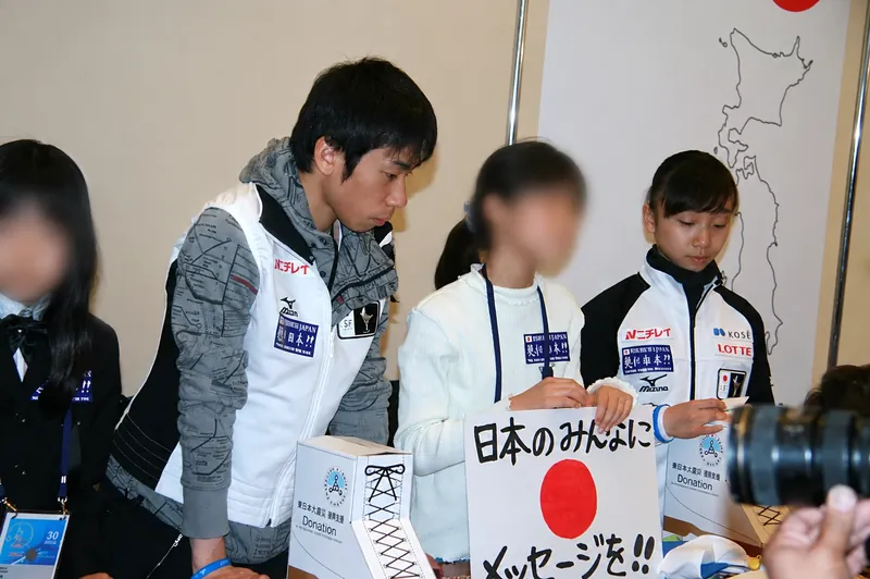 東日本大震災の被災者へ応援の言葉を寄せる催しに参加する人々