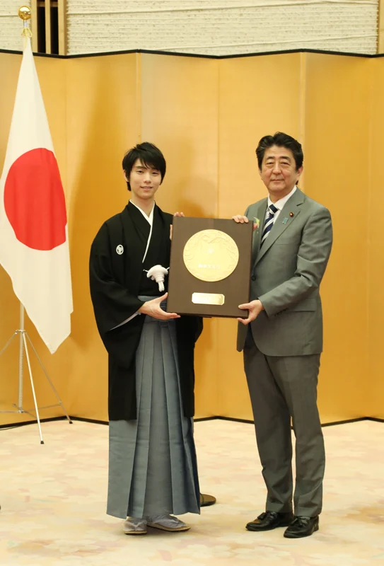 国民栄誉賞表彰式に出席した羽生結弦