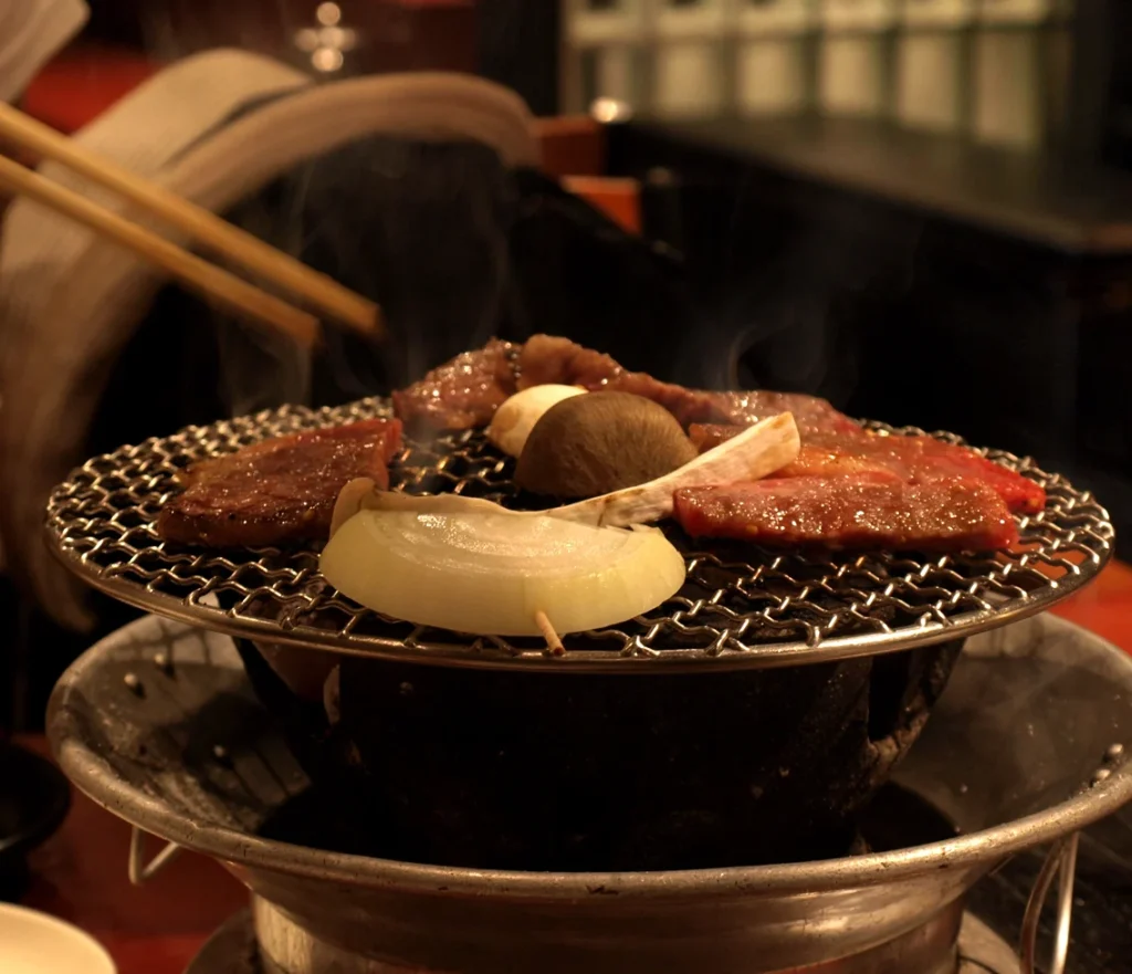 七輪で焼く焼き肉の写真