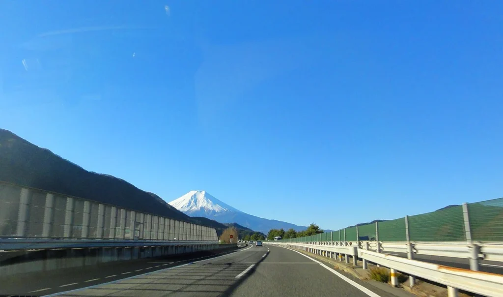 中央自動車道の先に見える富士山