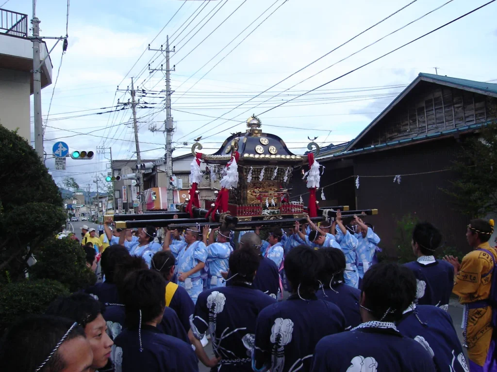 2006年の敬老の日に担がれた神輿の写真