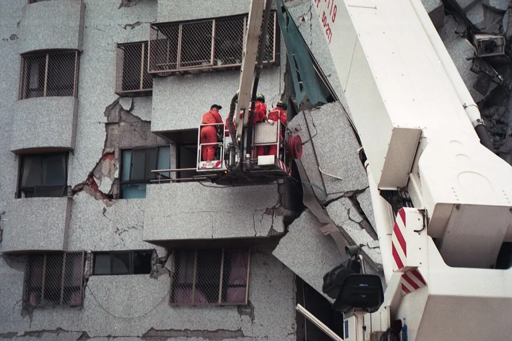 台湾921大地震の被災地で活動する韓国の救助隊
