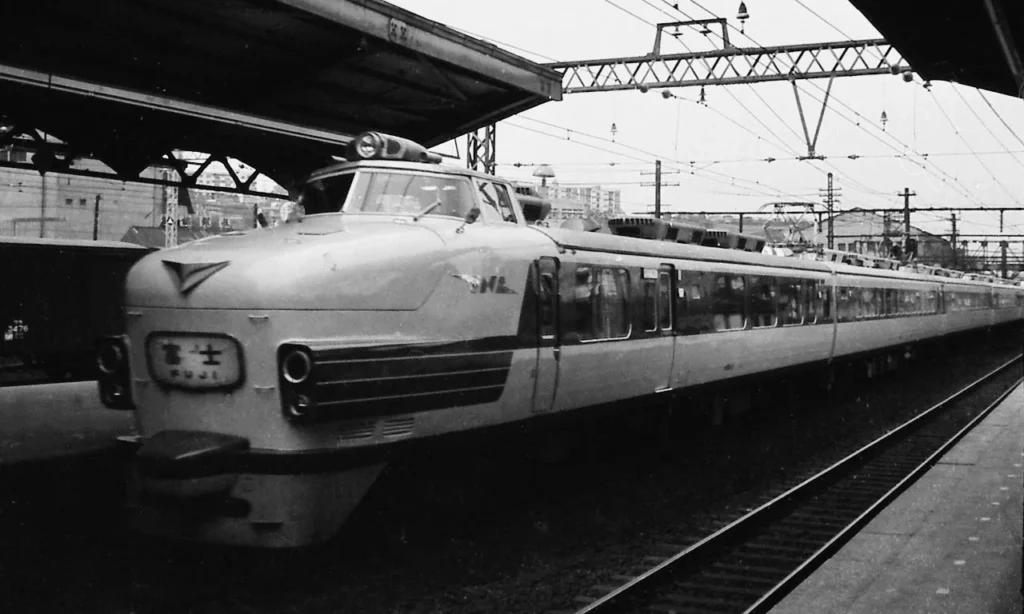 横浜駅に到着する国鉄151系の特急列車の写真