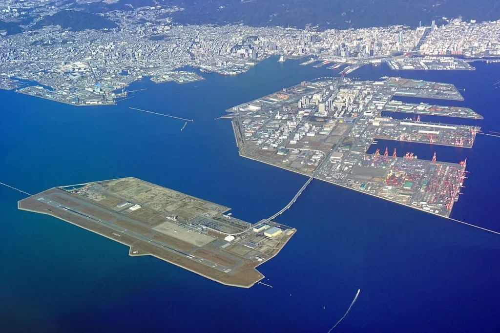 上空から撮影された神戸港の写真