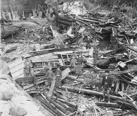 明治時代の美濃尾張地震を記録した写真