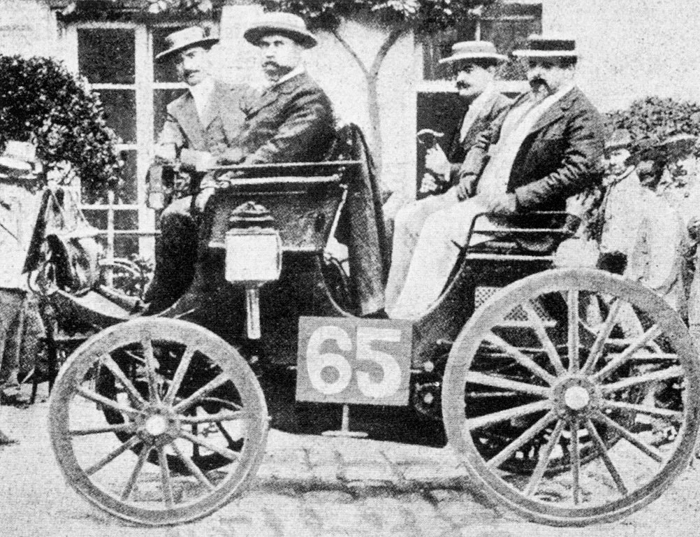 1894年のパリ・ルーアン自動車競走を走るアルベール・ルメートルのプジョー