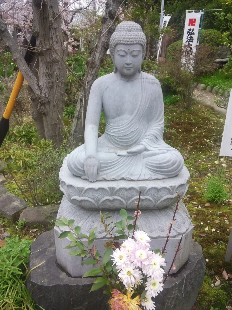 宝寿院にある降魔成道の釈迦如来像の写真