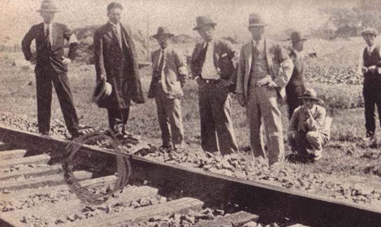 柳条湖事件後に南満州鉄道の線路を調べる人々