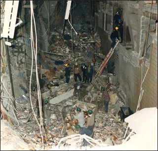 1993年の世界貿易センター爆破事件で生じた地下駐車場の残骸