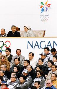 1998年長野冬季オリンピック開会式に出席する天皇皇后両陛下と橋本龍太郎首相ら