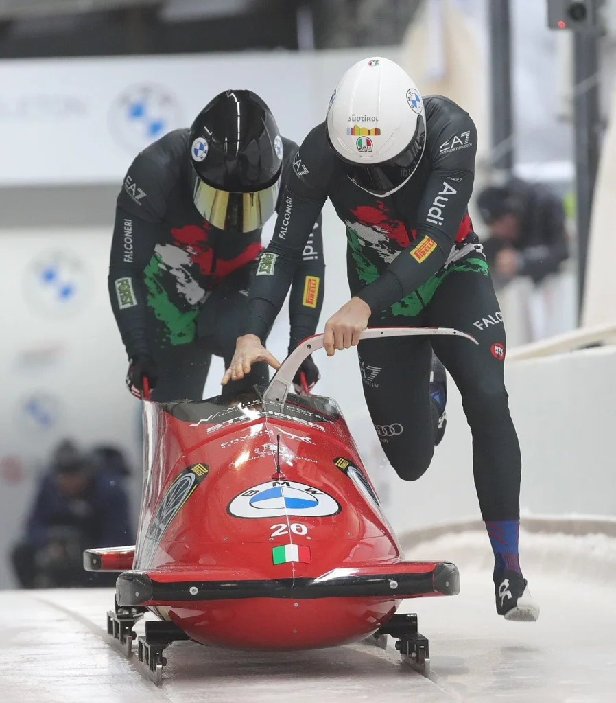 二人乗りボブスレーの競技写真