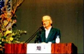 作家・映画監督の畑正憲が講演する写真