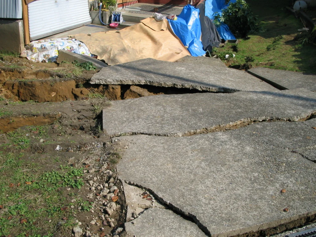 新潟県中越地震によって亀裂が生じた長岡市の道路