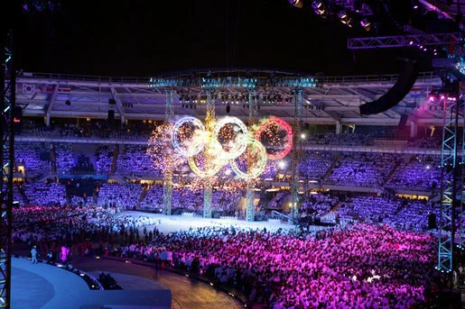 トリノ冬季オリンピック開会式で五輪をかたどる花火が上がる様子