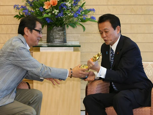 首相官邸を訪問した滝田洋二郎監督と加藤久仁生監督