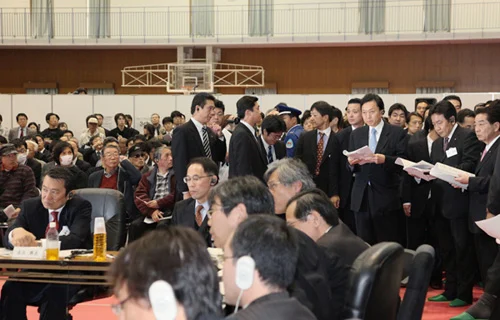 行政刷新会議の事業仕分けを視察する様子の写真