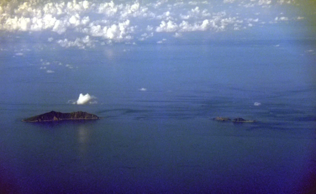 上空から見た尖閣諸島の魚釣島・北小島・南小島