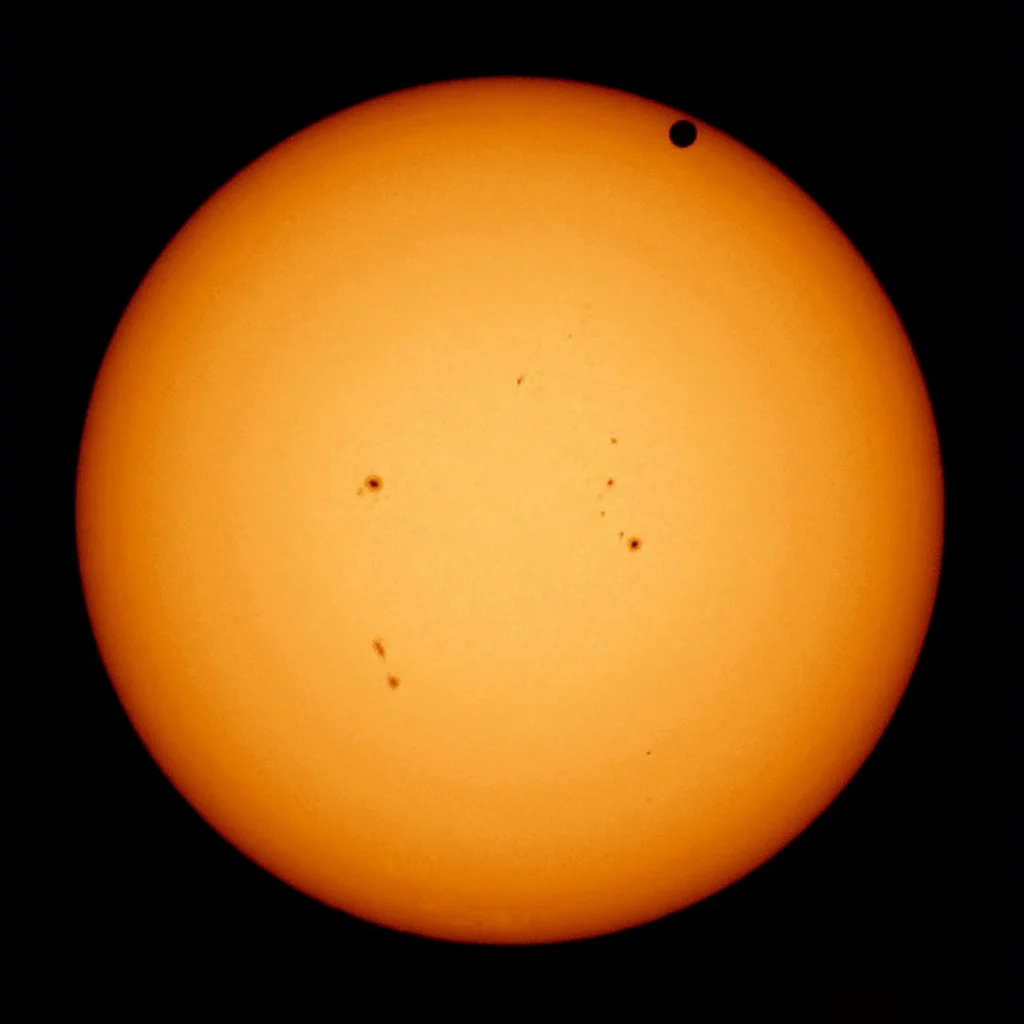 太陽面を通過する金星を撮影した写真