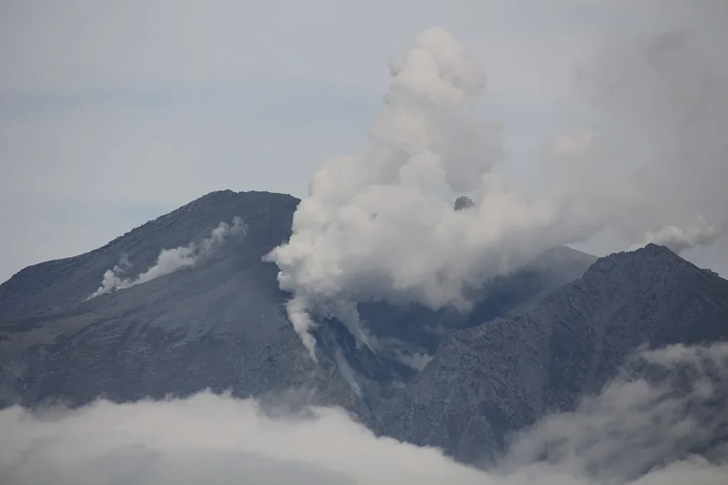 2014年の噴火後に小秀山から撮影された御嶽山の写真