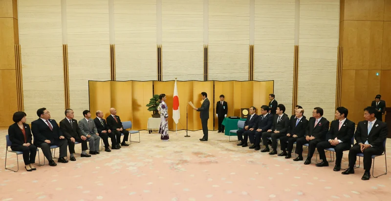 伊調馨の国民栄誉賞表彰式の写真