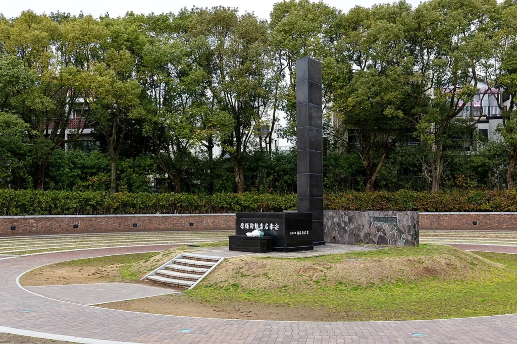 長崎の原爆落下中心地を示す碑の写真