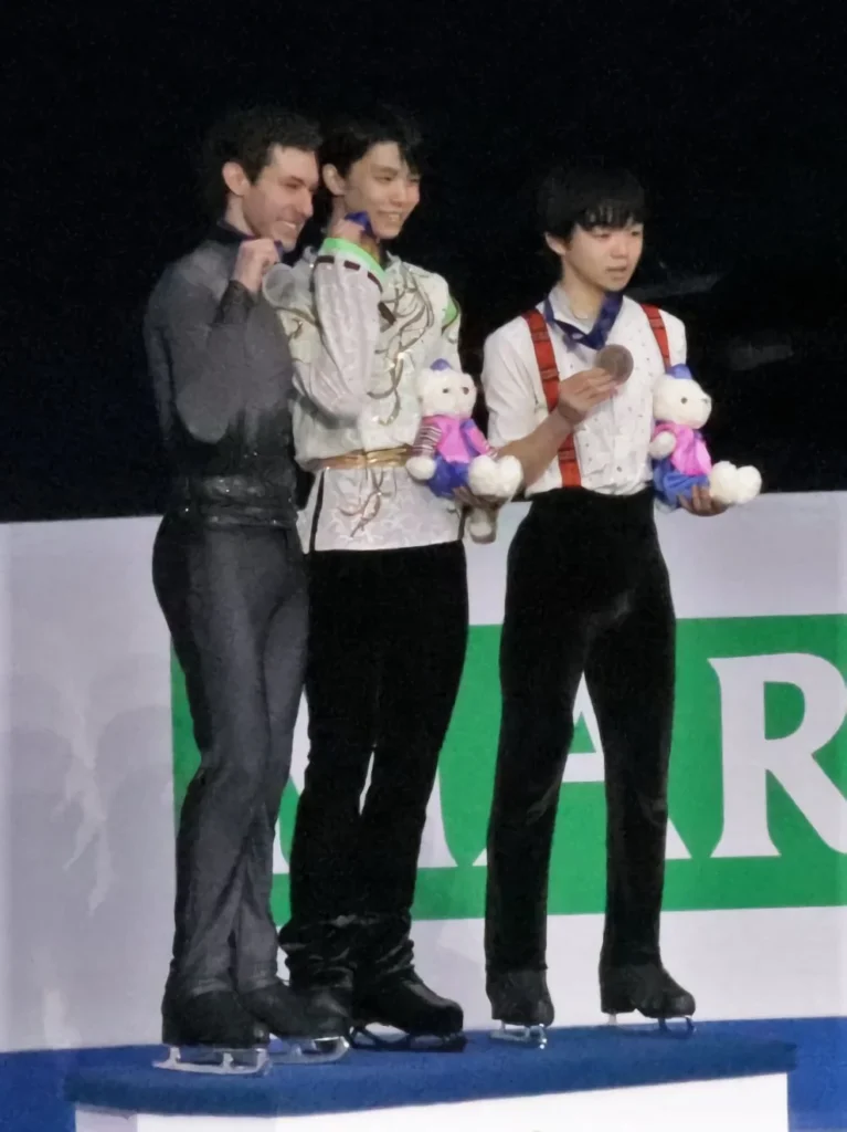 2020年四大陸フィギュアスケート選手権の表彰台に立つ羽生結弦