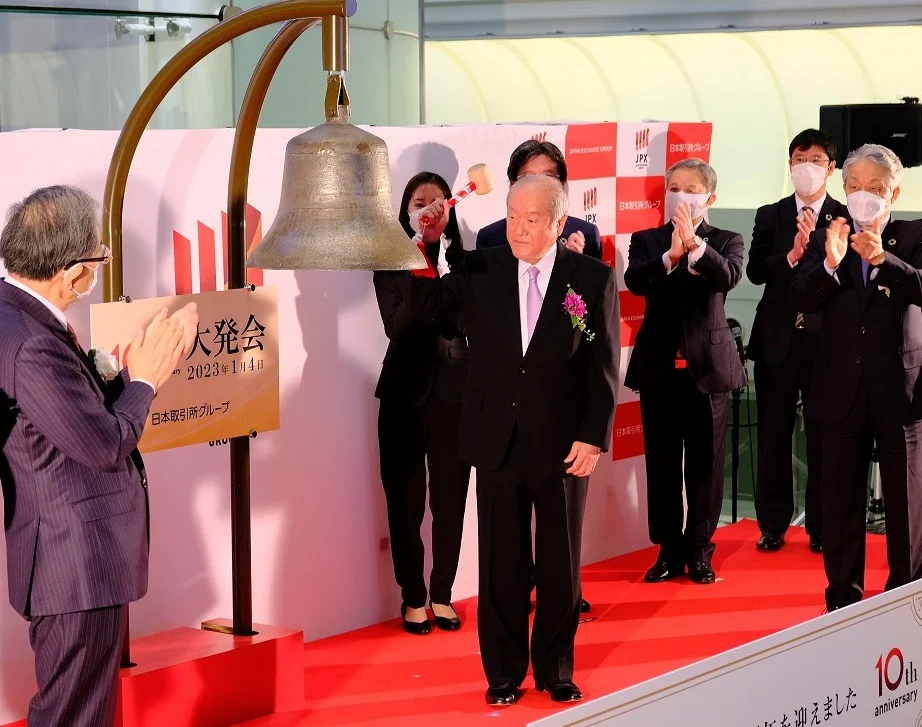 東京証券取引所の大発会で鐘を鳴らす鈴木大臣
