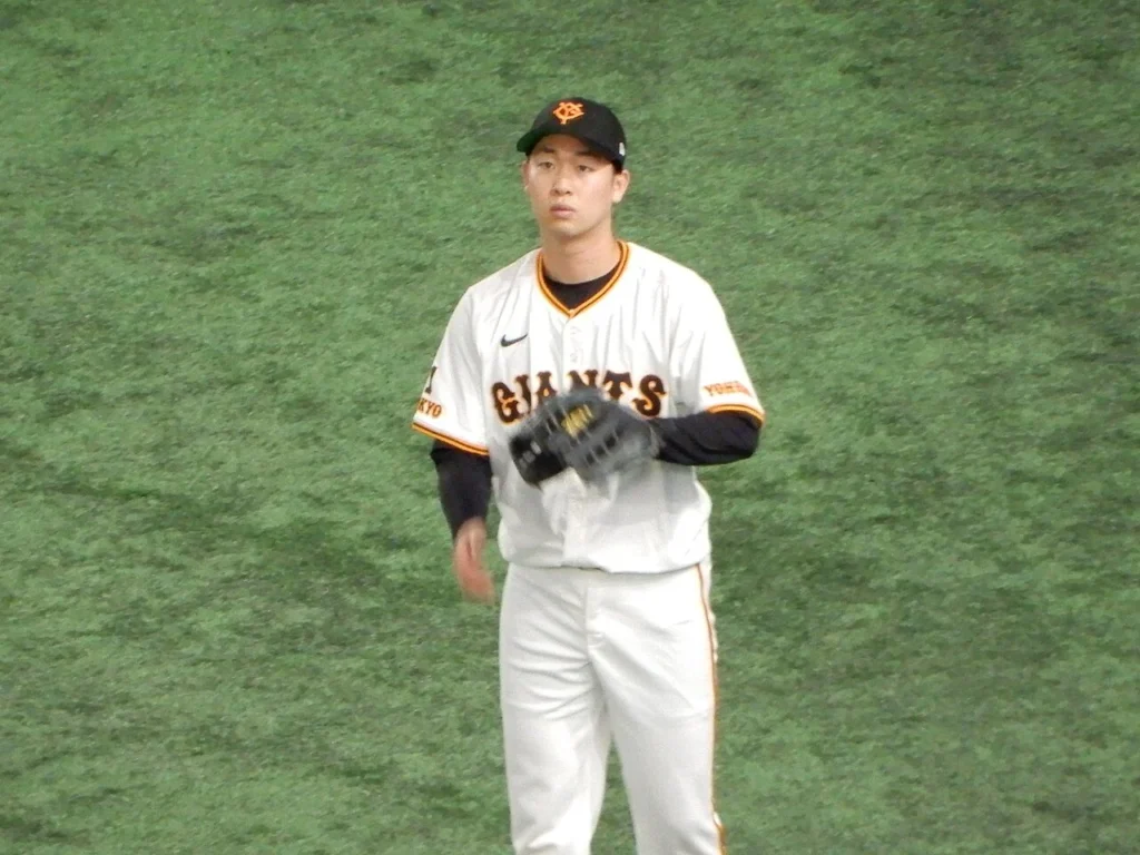 プロ野球のセ・パ交流戦で試合前練習をする読売ジャイアンツの山﨑伊織