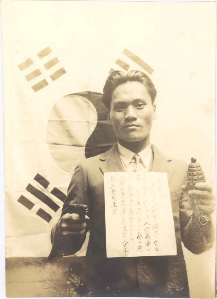 宣誓文を胸に付けて撮影された尹奉吉