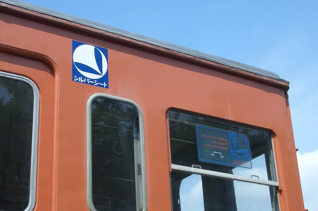 国鉄101系電車に掲示されたシルバーシートの表示