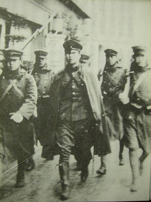 二・二六事件で東京を行進する反乱部隊の兵士