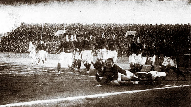 明治神宮外苑競技場で行われた1927年のラグビー早慶戦の写真