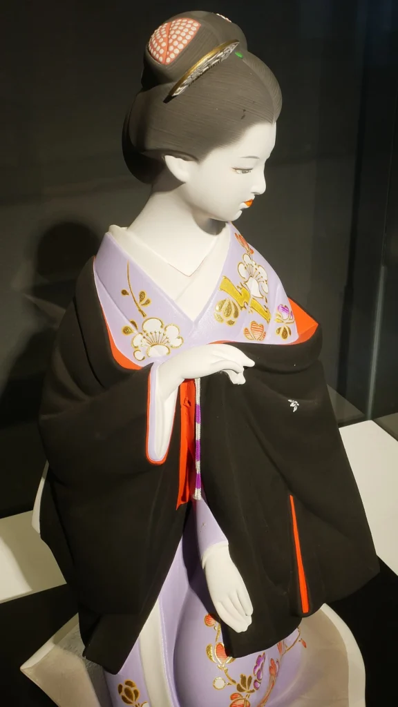 和装の女性をかたどった博多人形