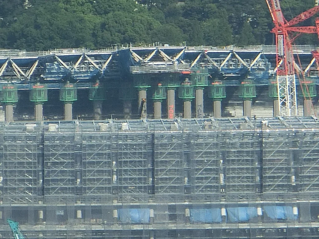 東京都庁の展望室から撮影された建設中の新国立競技場の写真