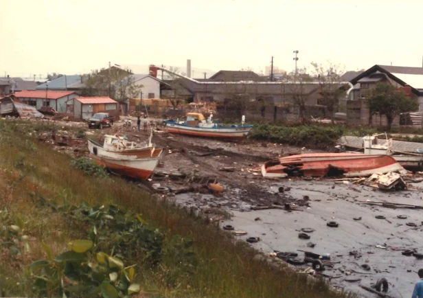 日本海中部地震で被害を受けた秋田県能代港の漁船