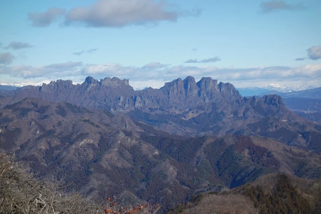 鹿岳から見た妙義山の写真