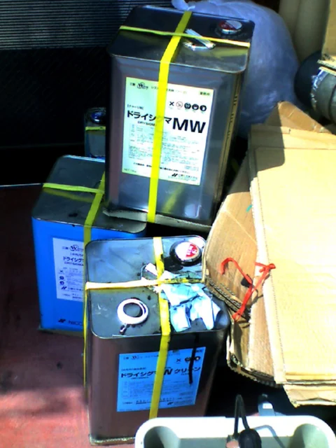 クリーニング溶剤が入った18リットル缶