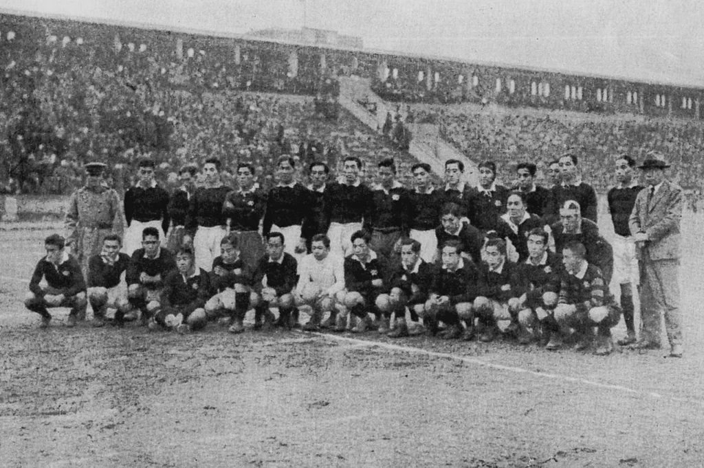 1926年の明治神宮外苑競技場で行われたラグビー早慶戦