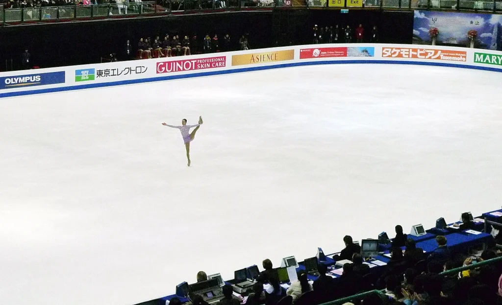 フィギュアスケート選手・浅田真央の演技写真