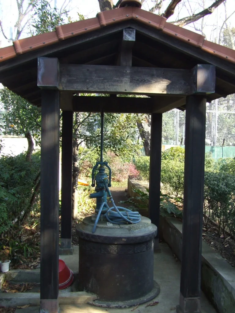 手押しポンプ式の井戸(東京・杉並)