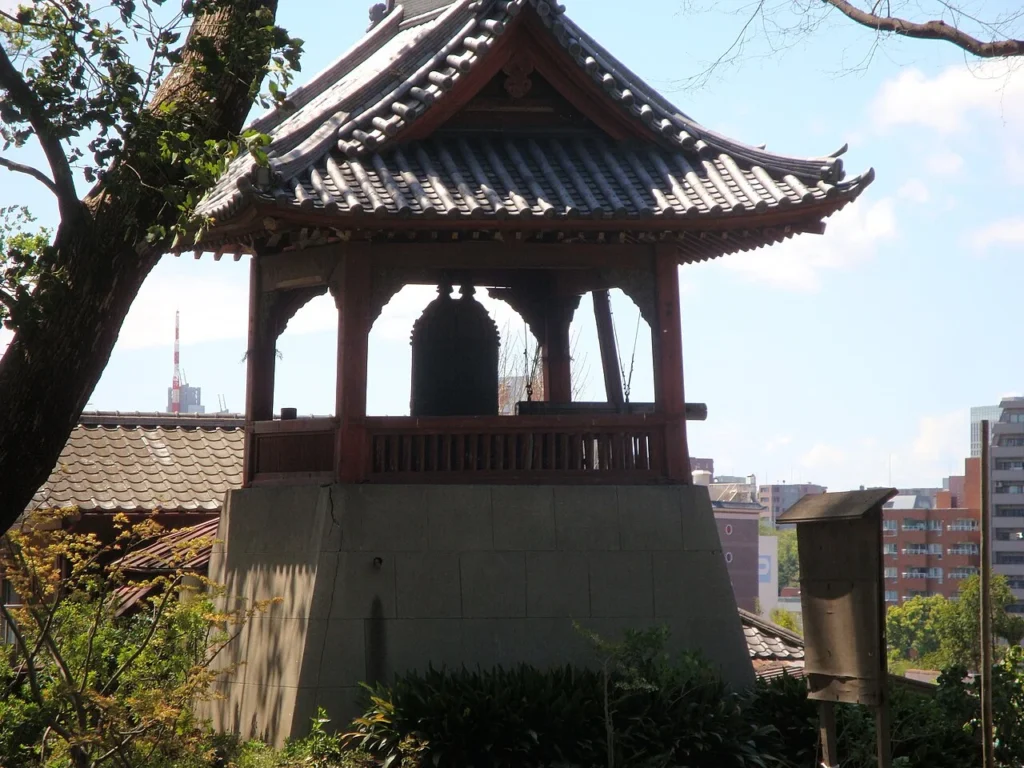 東京・上野にある寛永寺の時の鐘の鐘楼の写真