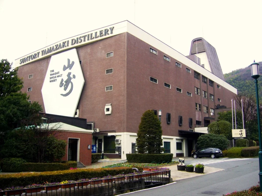 山崎蒸溜所の建物の写真