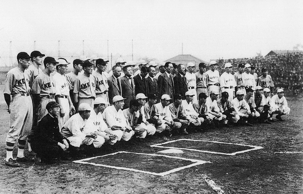 1943年の出陣学徒壮行早慶戦の写真