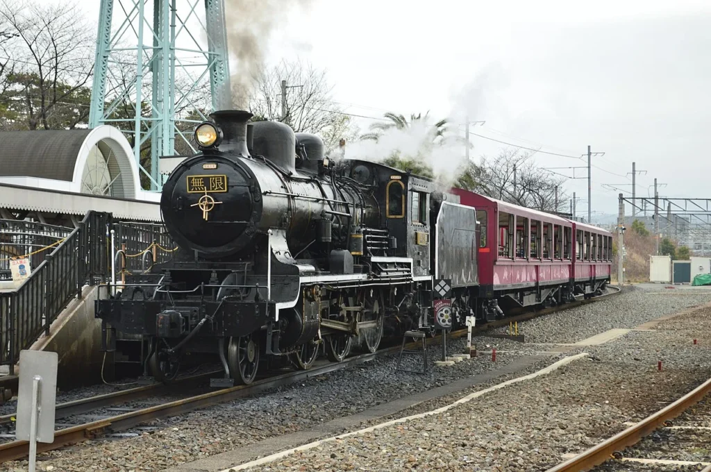 京都鉄道博物館で展示された無限列車仕様の蒸気機関車の写真