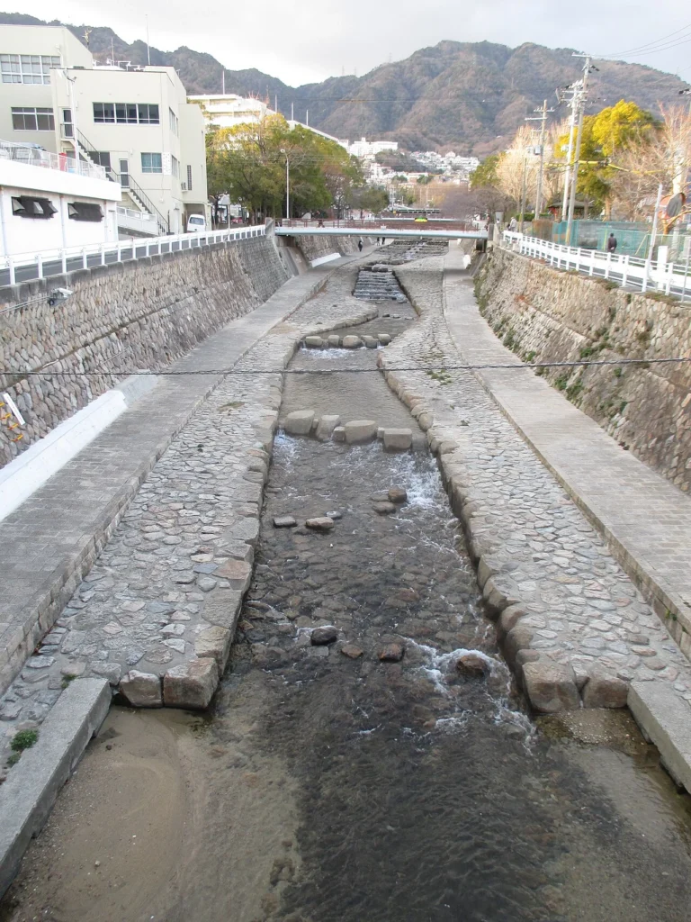 新都賀川橋から見た神戸市の都賀川