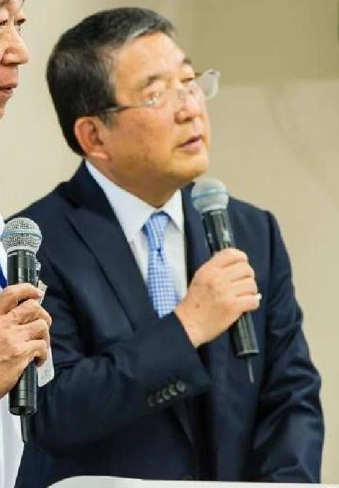 番組の初代司会者を務めた徳光和夫の肖像写真